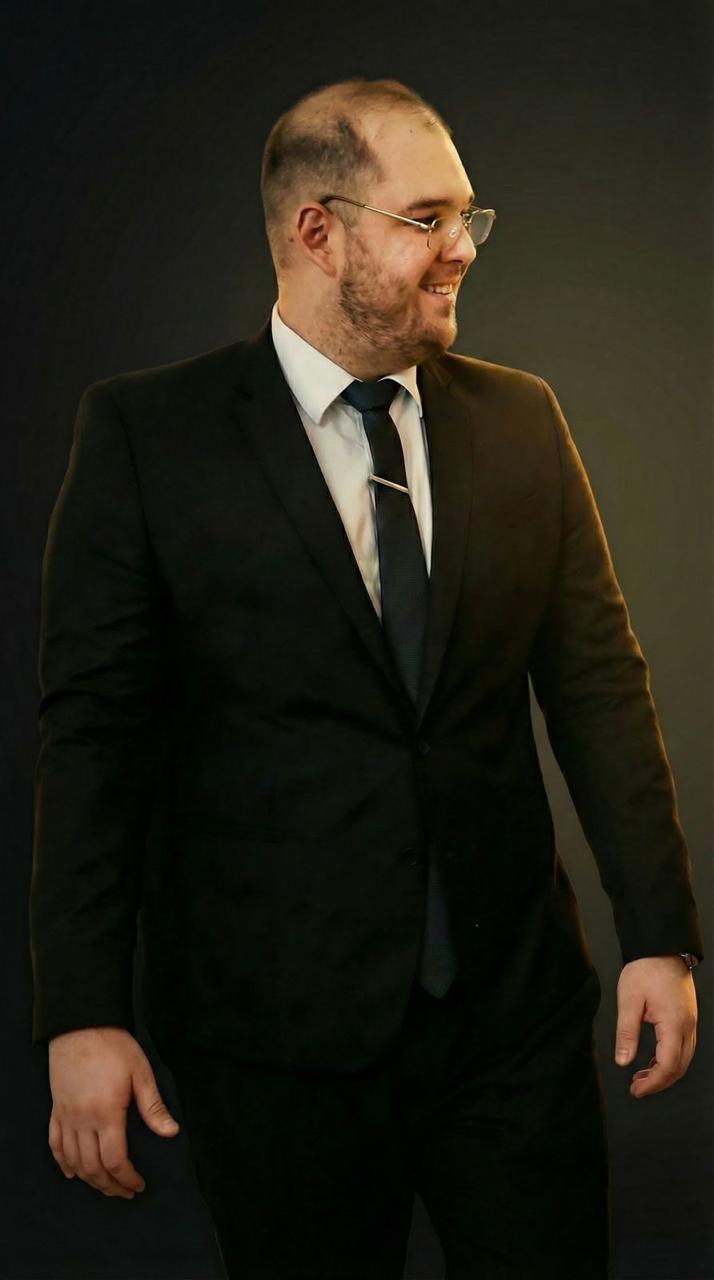 Caio Vilela em traje formal